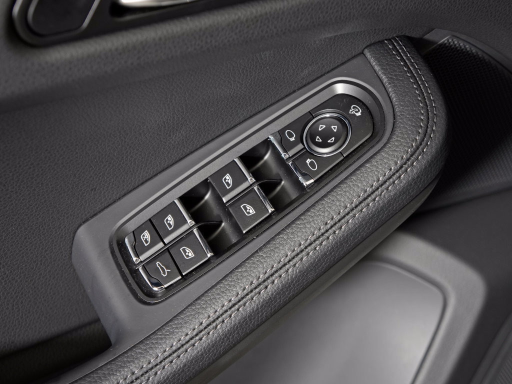 Used 2026 Porsche Macan AWD/4WD image 16