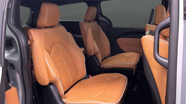 Used 2023 Chrysler Pacifica Pinnacle FWD image 25