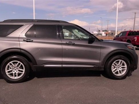 Used 2025 Ford Explorer Active image 2