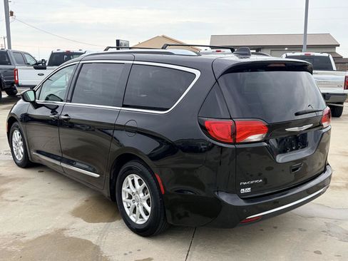 Used 2020 Chrysler Pacifica Touring-L FWD image 36