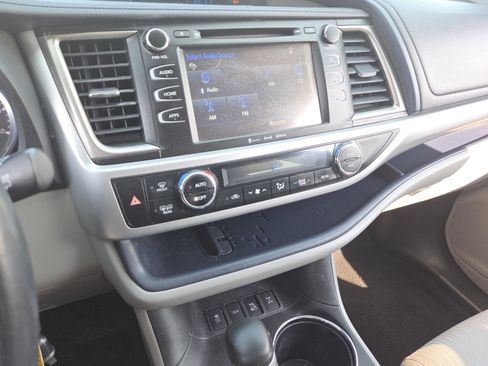 Used 2016 Toyota Highlander LE AWD/4WD image 28