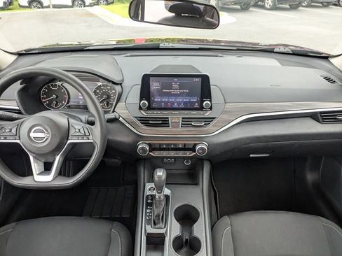 Used 2025 Nissan Altima 2.5 SV FWD image 14