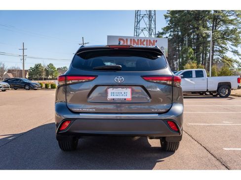 Used 2023 Toyota Highlander XLE image 6
