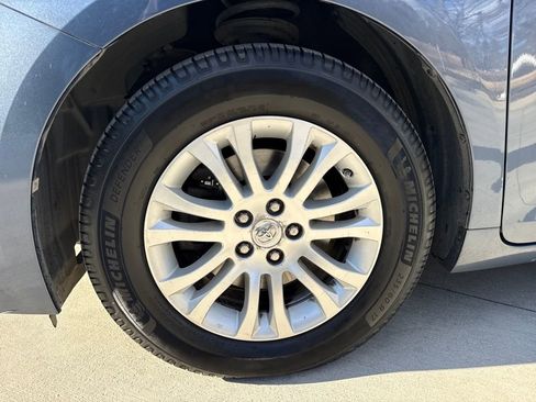 Used 2017 Toyota Sienna XLE image 11