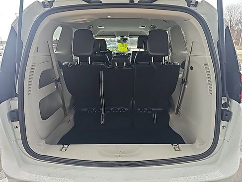 Used 2024 Chrysler Pacifica Touring-L image 32