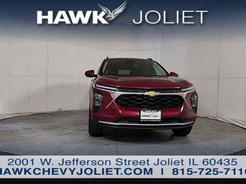 Used 2025 Chevrolet Trax LT w/ LT Convenience Package FWD image 3