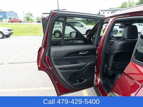 Used 2025 Jeep Grand Cherokee Altitude AWD/4WD image 14