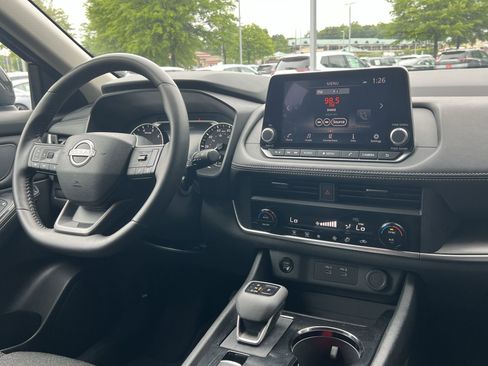 Used 2024 Nissan Rogue SV AWD/4WD image 3