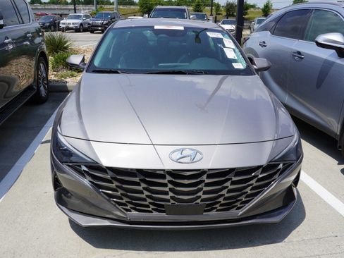 Used 2023 Hyundai Elantra Limited w/ Cargo Package FWD image 2