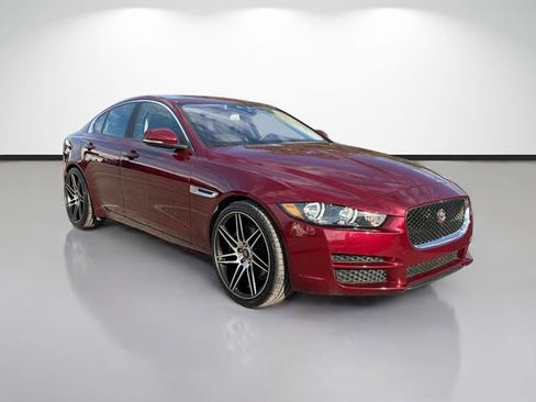 Used 2017 Jaguar XE image 1
