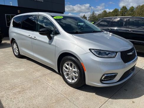 Used 2024 Chrysler Pacifica Touring-L FWD image 1