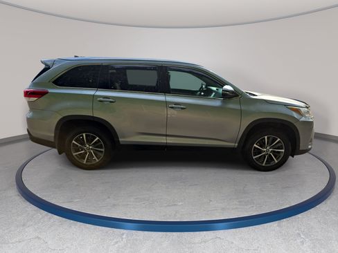 Used 2019 Toyota Highlander XLE AWD/4WD image 4