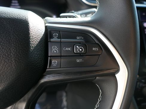 Used 2024 Jeep Grand Cherokee Laredo X image 13