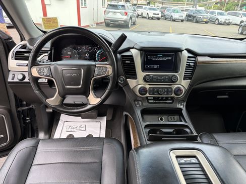 Used 2019 GMC Yukon XL Denali AWD/4WD image 11
