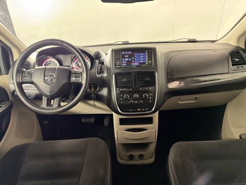 Used 2019 Dodge Grand Caravan SE w/ UConnect Hands-Free Group image 26