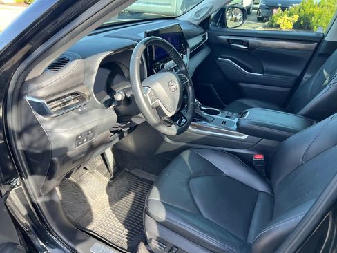 Used 2023 Toyota Highlander Limited image 11