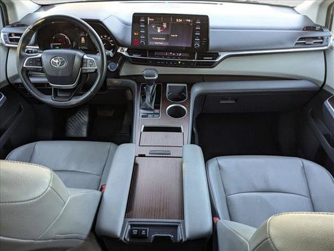 Used 2022 Toyota Sienna XLE image 18