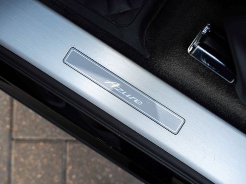 Used 2023 Bentley Bentayga Extended Wheelbase image 20