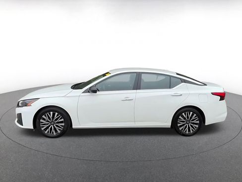 Used 2025 Nissan Altima 2.5 SV FWD image 9