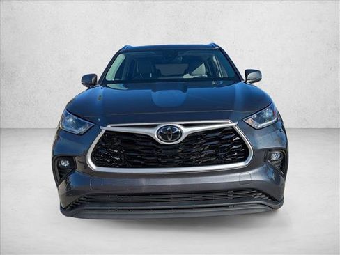 Used 2021 Toyota Highlander XLE image 2