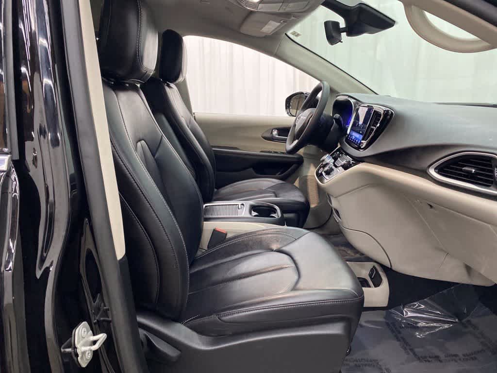 Used 2024 Chrysler Pacifica Touring-L FWD image 18