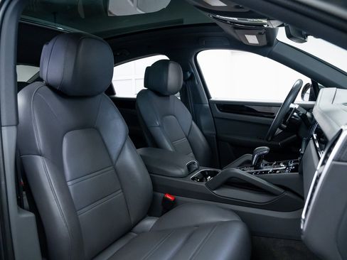 Used 2022 Porsche Cayenne Coupe image 25