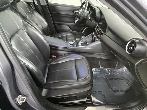 Used 2019 Alfa Romeo Giulia Base image 11
