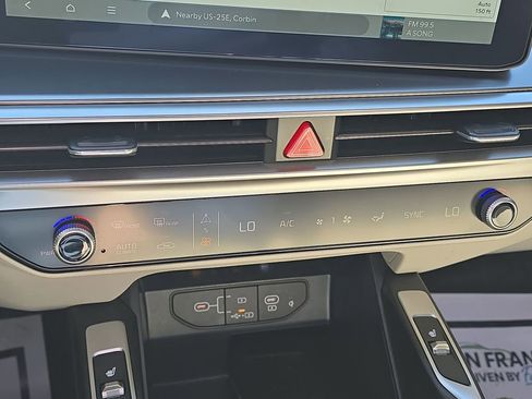 Used 2025 Kia Sorento S w/ Panoramic Sunroof Package image 25