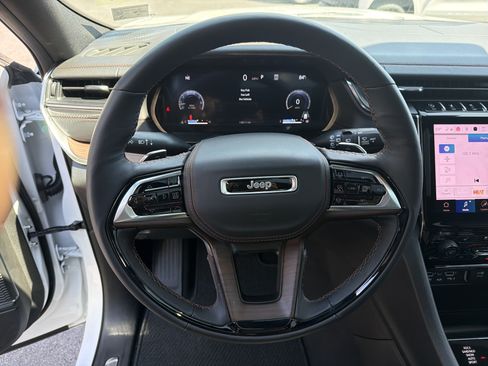 Used 2025 Jeep Grand Cherokee Summit w/ Obsidian Package AWD/4WD image 18