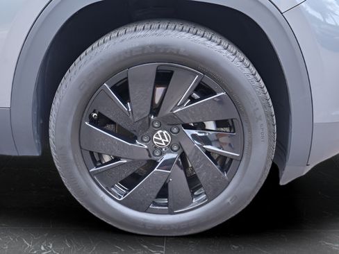 Certified 2024 Volkswagen Atlas SE w/ Black Wheel Package FWD image 10