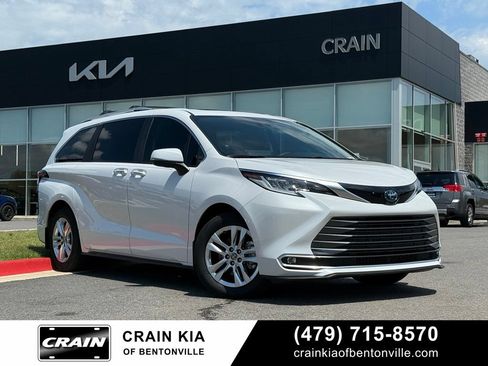 Used 2023 Toyota Sienna Limited FWD image 1