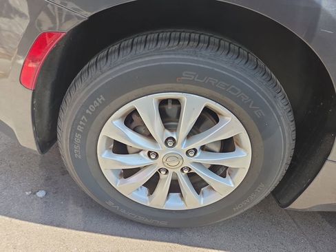 Used 2017 Chrysler Pacifica Touring w/ Tire & Wheel Group FWD image 3