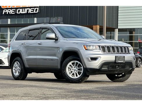 Used 2020 Jeep Grand Cherokee Laredo image 2