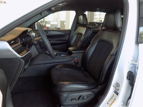 Certified 2024 Jeep Grand Cherokee Altitude RWD image 23