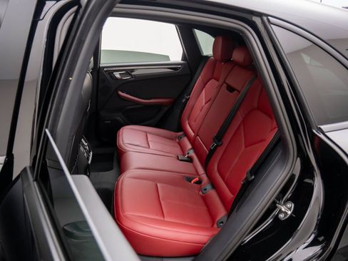 Certified 2026 Porsche Macan AWD/4WD image 17