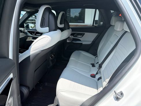 Used 2025 Mercedes-Benz GLC 300 4MATIC image 5