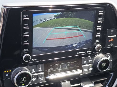 Used 2022 Toyota Highlander XLE AWD/4WD image 23