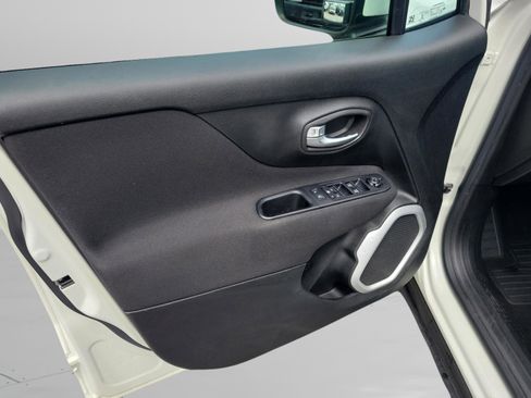 Used 2018 Jeep Renegade Latitude w/ Cold Weather Group image 5