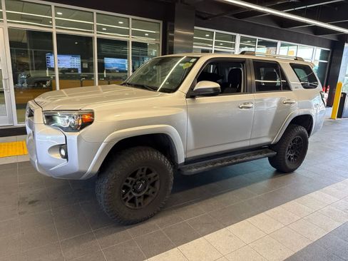 Used 2021 Toyota 4Runner SR5 AWD/4WD image 17