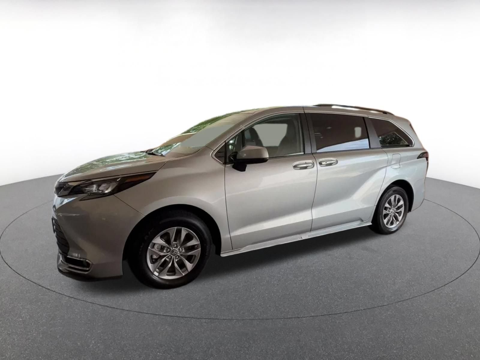 Used 2024 Toyota Sienna XLE FWD image 7