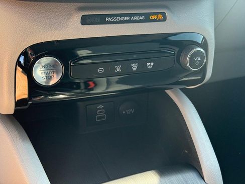 Used 2024 Ford Escape SE image 17