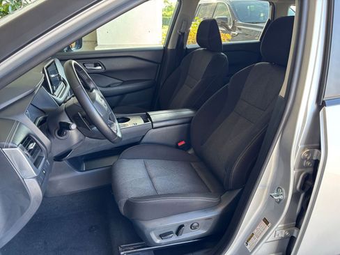 Used 2025 Nissan Rogue SV FWD image 38