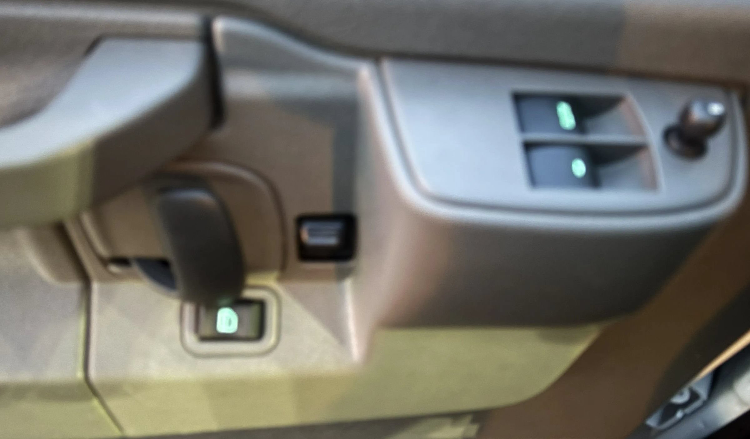 Used 2025 Chevrolet Express 3500 LT RWD image 4