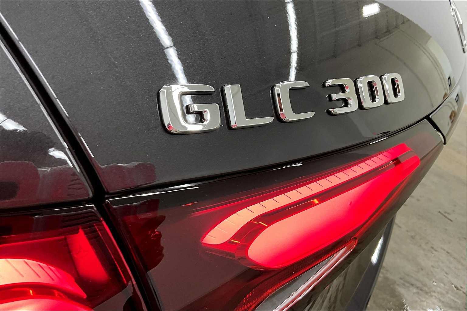 Used 2025 Mercedes-Benz GLC 300 4MATIC image 30