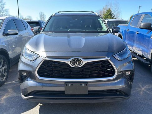 Used 2023 Toyota Highlander XLE AWD/4WD image 2