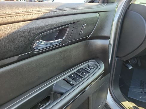 Used 2017 Chevrolet Traverse LT image 18