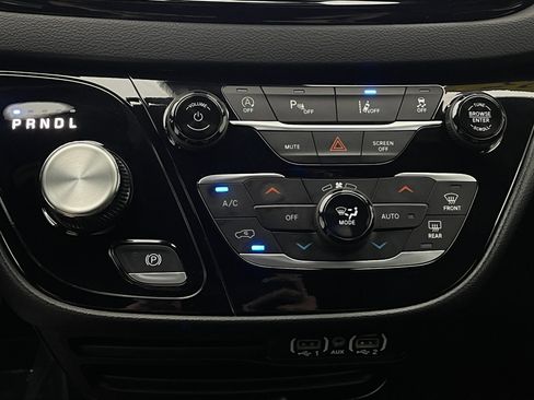 Used 2025 Chrysler Pacifica Select FWD image 26
