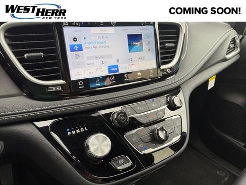 Used 2026 Chrysler Pacifica Select image 9