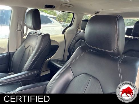 Used 2023 Chrysler Pacifica Touring-L FWD image 5