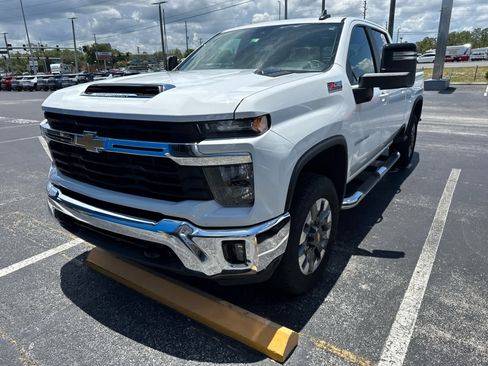 Used 2024 Chevrolet Silverado 2500 LT AWD/4WD image 2